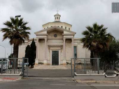 Procediamo per altri trecento metri fino a osservare sulla destra la chiesa di Santa Fara, costruita nel 1975 con gusto neoclassico. E� l�edificio simbolo di questa zona, dove il �nuovo� si sta pian piano andando ad accostare a un �antico� che nonostante vincoli e bellezza giace abbandonato e nascosto ai bordi di una strada